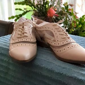 NWOB Just Fab tie shoe. Size 7